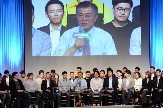 문재인 더불어민주당 후보가 14일 오후 서울 강남구 역삼동 아모리스 역삼 대연회장에서 열린  미래성장과 일자리 창출을 위한 디지털경제 국가전략 초청 포럼에 참석, 발언을 하고 있다. 김민수기자 ultrartist@